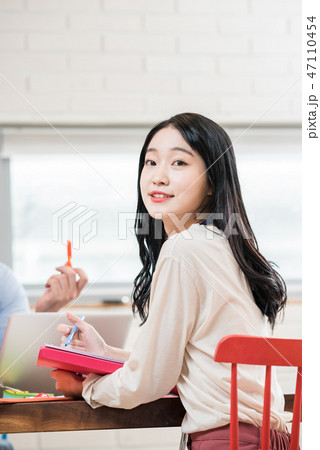 アジア人 仕事 20代 47110454
