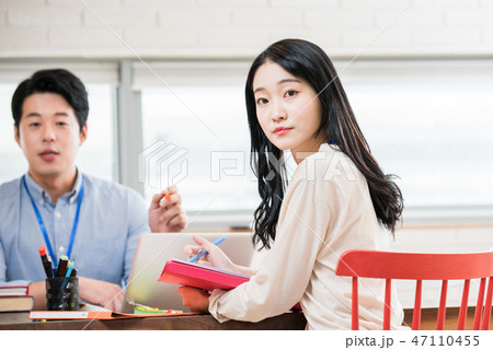 アジア人 仕事 20代 47110455