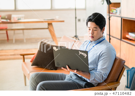 会社員 アジア人 仕事 47110482