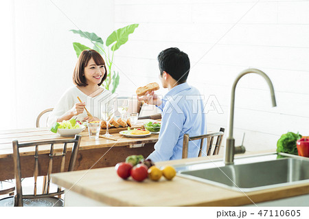 夫婦　食事　新婚　カップル　家族　ライフスタイル　リビング 47110605
