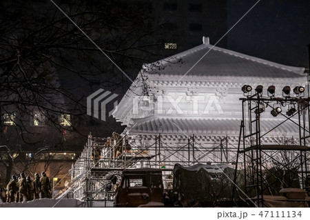 雪まつりの雪像制作シーン / 冬の北海道観光イメージ 雪まつりの雪像制作シーン / 冬の北海道観光イメージ 47111134