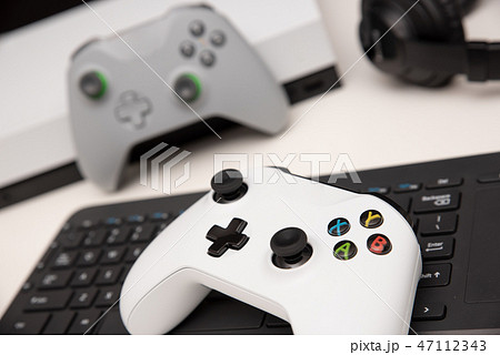 Gaming console and wireless controllers 47112343