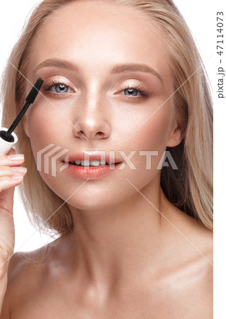 Beautiful young girl with a light natural make-up,mascara and nude manicure. Beauty face. Beautiful young girl with a light natural make-up,mascara and nude manicure. Beauty face. 47114073