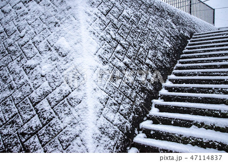 ブロック塀と階段の雪景色 47114837