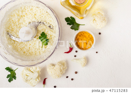 Blender bowl with freshly prepared cauliflower ri Blender bowl with freshly prepared cauliflower ri 47115283