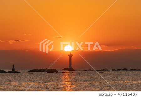 葉山の夕日と灯台(神奈川県 葉山森戸) 葉山の夕日と灯台(神奈川県 葉山森戸) 47116407