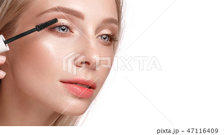 Beautiful young girl with a light natural make-up,mascara and nude manicure. Beauty face. Beautiful young girl with a light natural make-up,mascara and nude manicure. Beauty face. 47116409