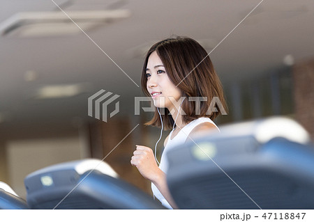若い女性、スポーツジム、ダイエット、ジム、フィットネス 47118847