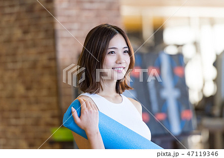 若い女性、ヨガ、フィットネスジム 47119346