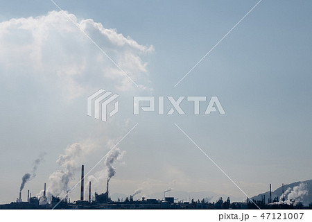 【大竹　広島】工場 イメージ　煙を吐く煙突と空 47121007