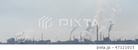 【大竹　広島】工場 イメージ　煙を吐く煙突と空 47121015