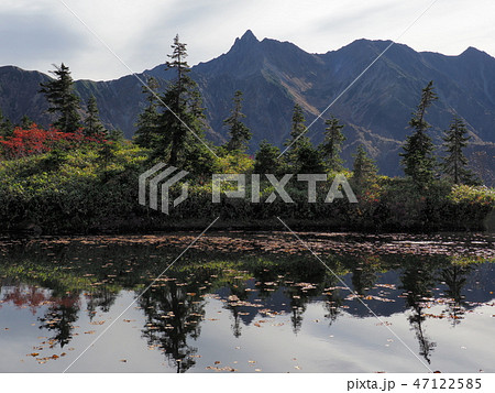 北アルプス鏡池　槍の映り込み 47122585