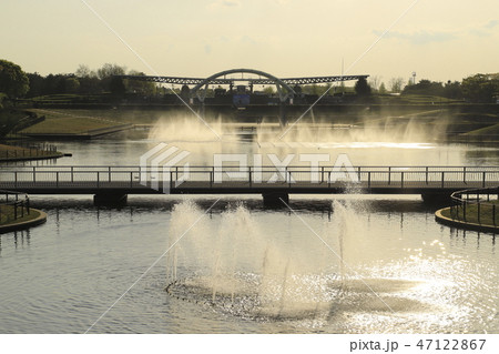 国営ひたち海浜公園　夕暮れの水のステージと翼のゲート 47122867