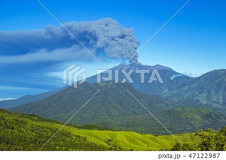 Eruption volcano and smoke emissions on the Gunung Agung, Bali, Indonesia Eruption volcano and smoke emissions on the Gunung Agung, Bali, Indonesia 47122987