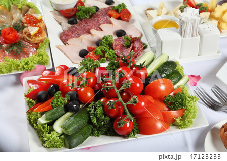 Meat and fish specialties and also vegetables 47123233