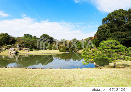 六義園の紅葉と青空 47124294