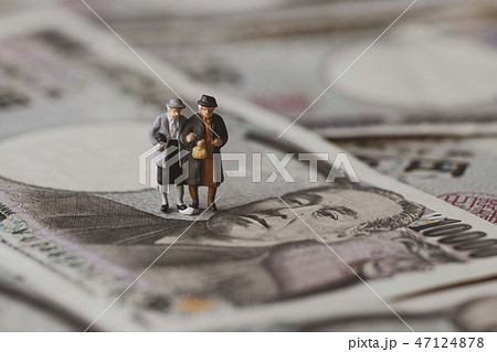 お金と男女のミニチュア お金と男女のミニチュア 47124878