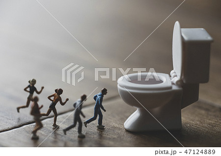 トイレに駆け込むミニチュア 47124889