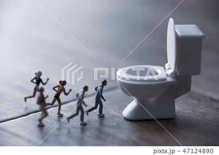 トイレに駆け込むミニチュア 47124890