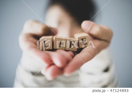 LIFEを持つ人の手 47124893