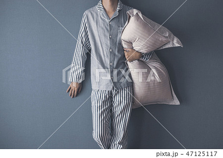 パジャマ姿の男性 パジャマ姿の男性 47125117