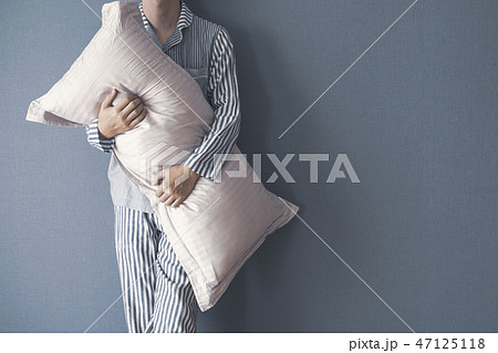 パジャマ姿の男性 パジャマ姿の男性 47125118