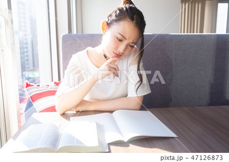 若い女性 勉強 学ぶ 若い女性 勉強 学ぶ 47126873