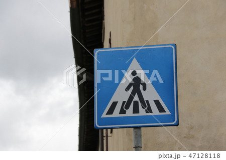 イタリア共和国トスカーナ州サン・ジミニャーノの交通標識（横断歩道） 47128118