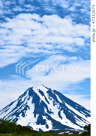 雪山と青空・白い雲 雪山と青空・白い雲 47132673