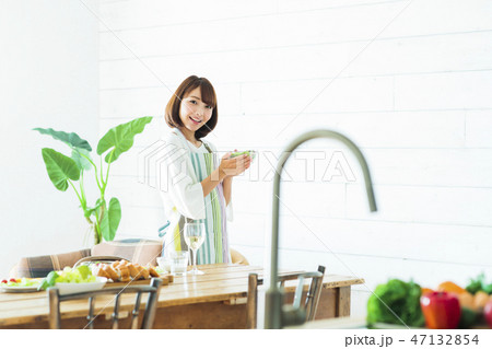 主婦 家族 夫婦 カップル 家事 料理 食事 キッチン ライフスタイル 主婦 家族 夫婦 カップル 家事 料理 食事 キッチン ライフスタイル 47132854