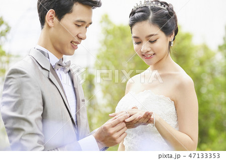 カップル　結婚　ブライダル 47133353