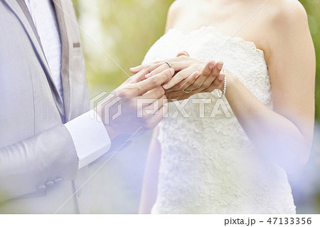 カップル　結婚　ブライダル 47133356