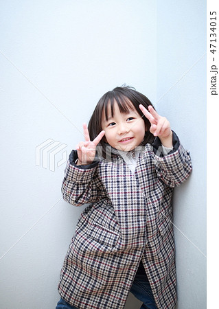 コート 女の子 日本人 千鳥柄 パーカー ボブ ポートレート 園児 3歳 防寒 冬 ファッション の写真素材