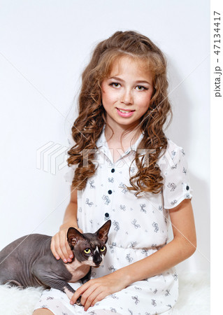 Little girl and sphinx cat Little girl and sphinx cat 47134417
