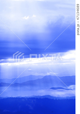 雲海と霧模様と信濃川 47134689