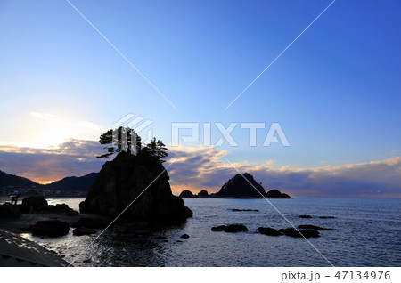 夕暮れの白岩と白山島 夕暮れの白岩と白山島 47134976