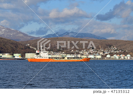 冬の北海道室蘭市白鳥湾(室蘭港)を行きかう貨物船の風景を撮影 冬の北海道室蘭市白鳥湾(室蘭港)を行きかう貨物船の風景を撮影 47135312