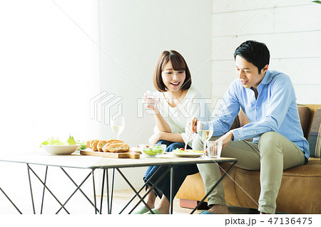 夫婦　食事　新婚　カップル　家族　ライフスタイル 47136475