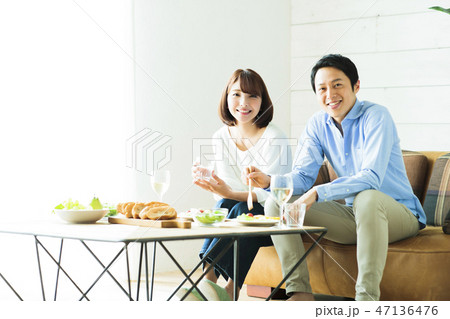 夫婦　食事　新婚　カップル　家族　ライフスタイル 47136476