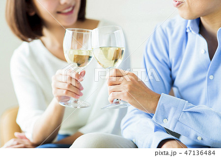 夫婦　食事　新婚　カップル　家族　ライフスタイル 47136484