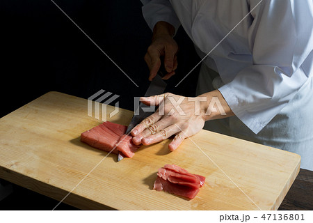 マグロの刺身を引く 47136801