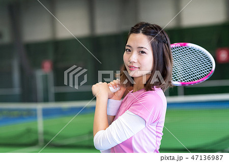 若い女性、テニスコート、ラケット 47136987