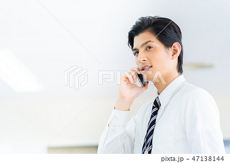電話をする男性会社員　若いビジネスマン 47138144