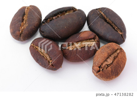 Coffee beans isolated on white background Coffee beans isolated on white background 47138282