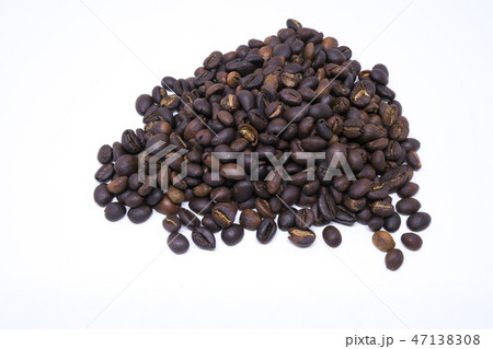 Coffee beans isolated on white background Coffee beans isolated on white background 47138308
