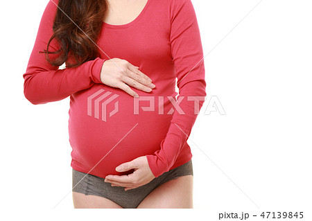 お腹を触る臨月の妊婦 47139845
