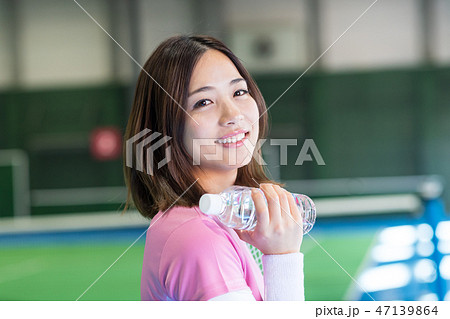 若い女性、スポーツ、水分補給、テニスコート、ラケット 47139864
