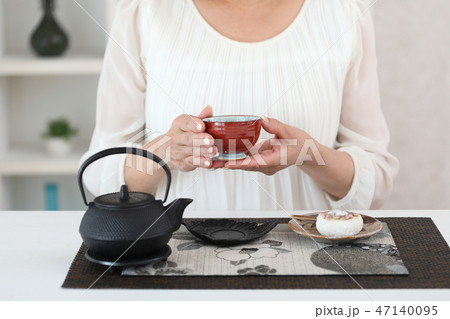 日本茶を飲む主婦 日本茶を飲む主婦 47140095