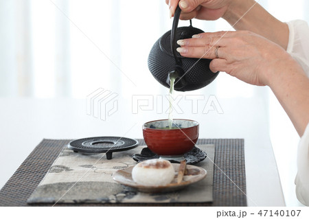 日本茶を飲む主婦 47140107
