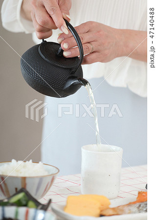 日本茶を注ぐ主婦 47140488